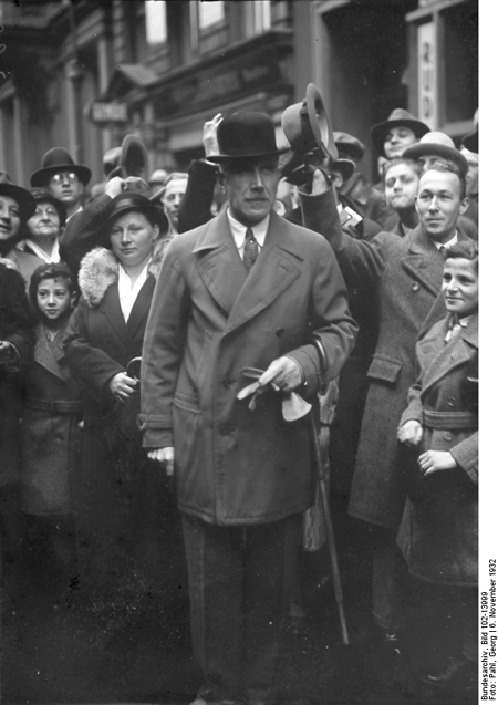 Reichskanzler Franz von Papen wählt zur Reichstagswahl (6. November 1932)